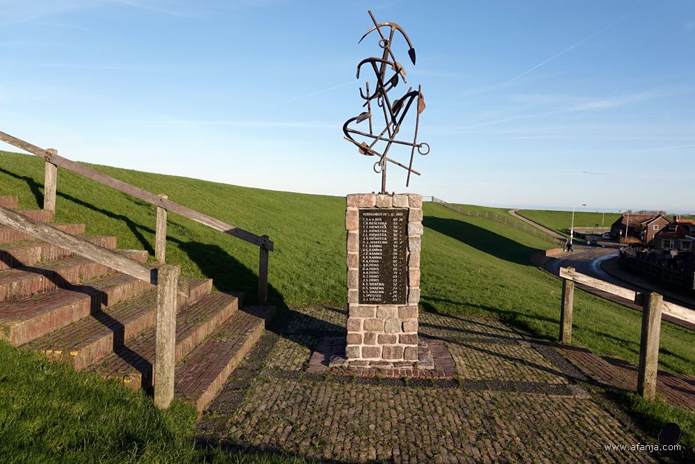 het vissersmonument op de zeedijk in Wierum
