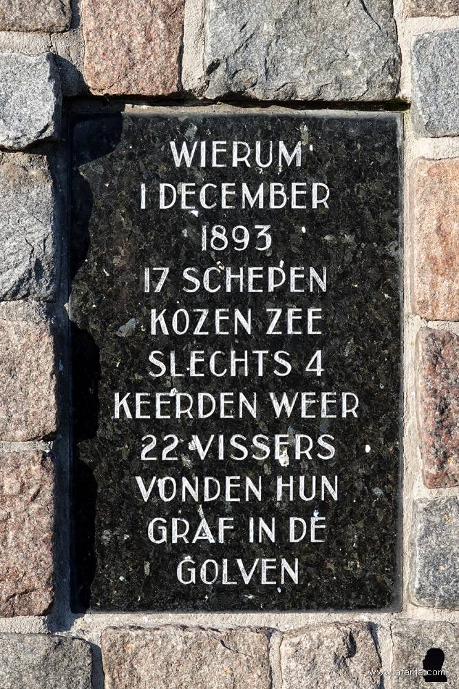 tekst op het vissersmonument op de zeedijk in Wierum
