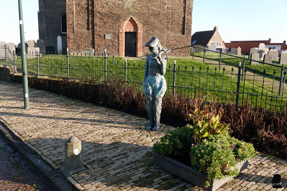 ‘de wjirmdolster’- de pierensteekster bij de Mariatsjerke in Wierum