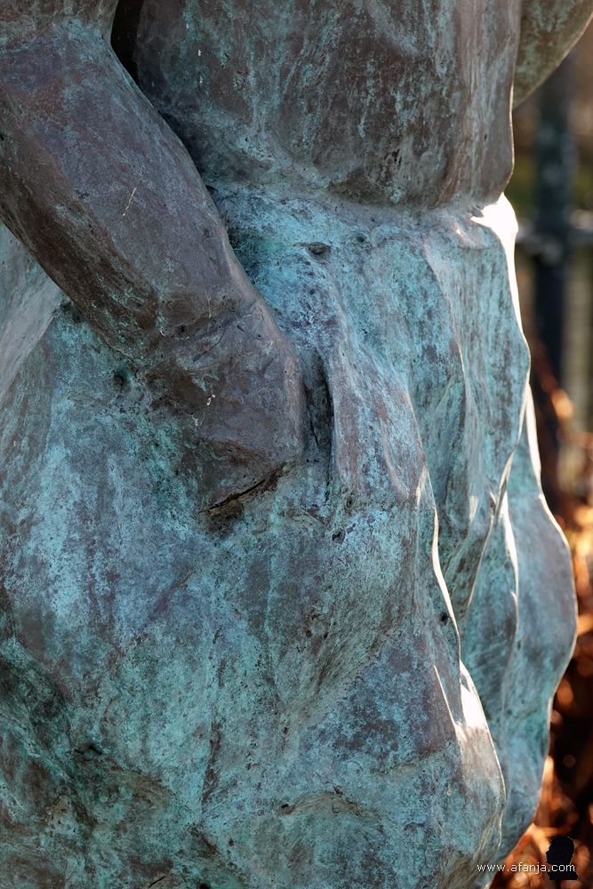 close-up van het beeld ‘de wjirmdolster’- de pierensteekster bij de Mariatsjerke in Wierum