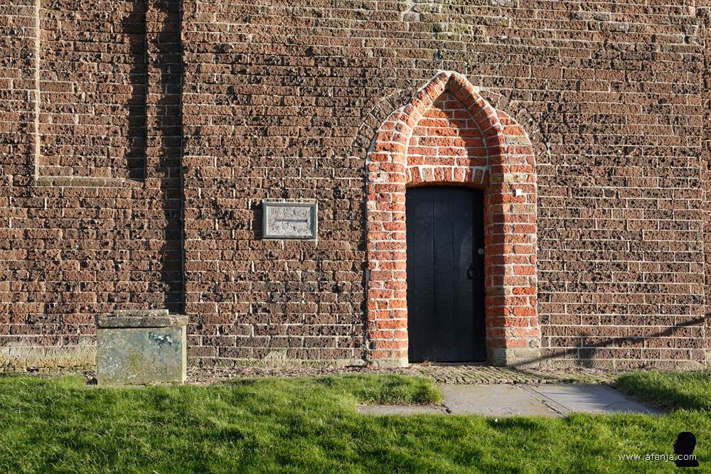 de ingang van de Mariatsjerke in Wierum