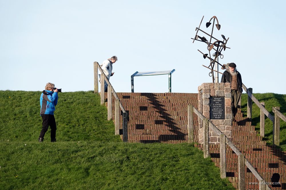 Jetske maakt een foto van het vissersmonument en/of de passant