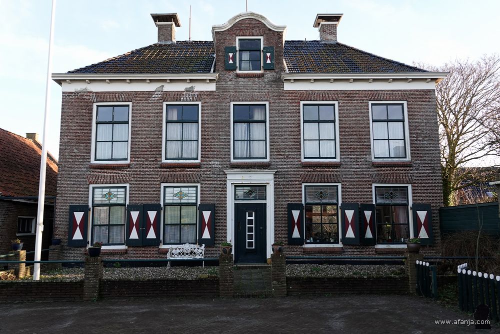een statig huis aan het Tsjerkeplein in Wierum