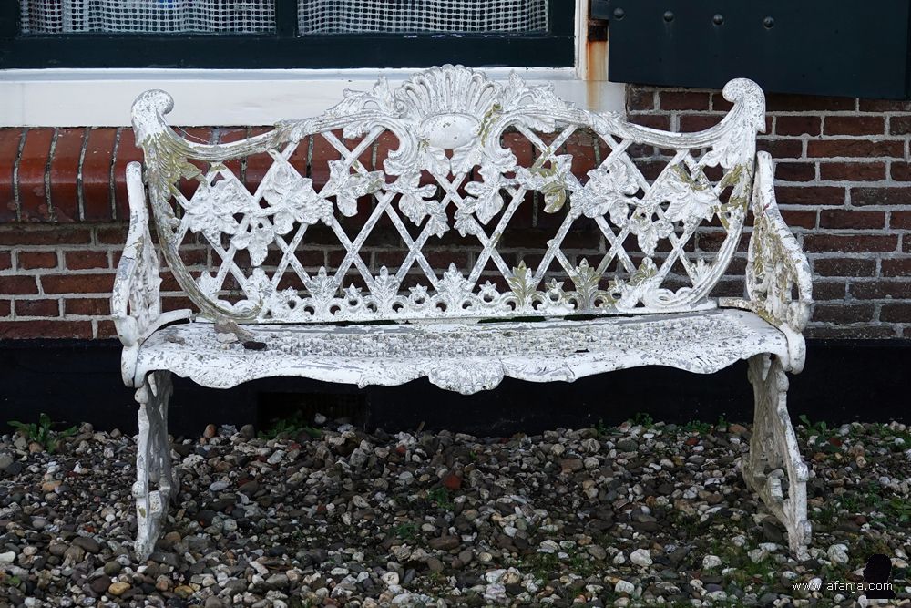 een oud bankje voor het huis