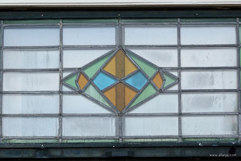 een glas-in-lood bovenlicht