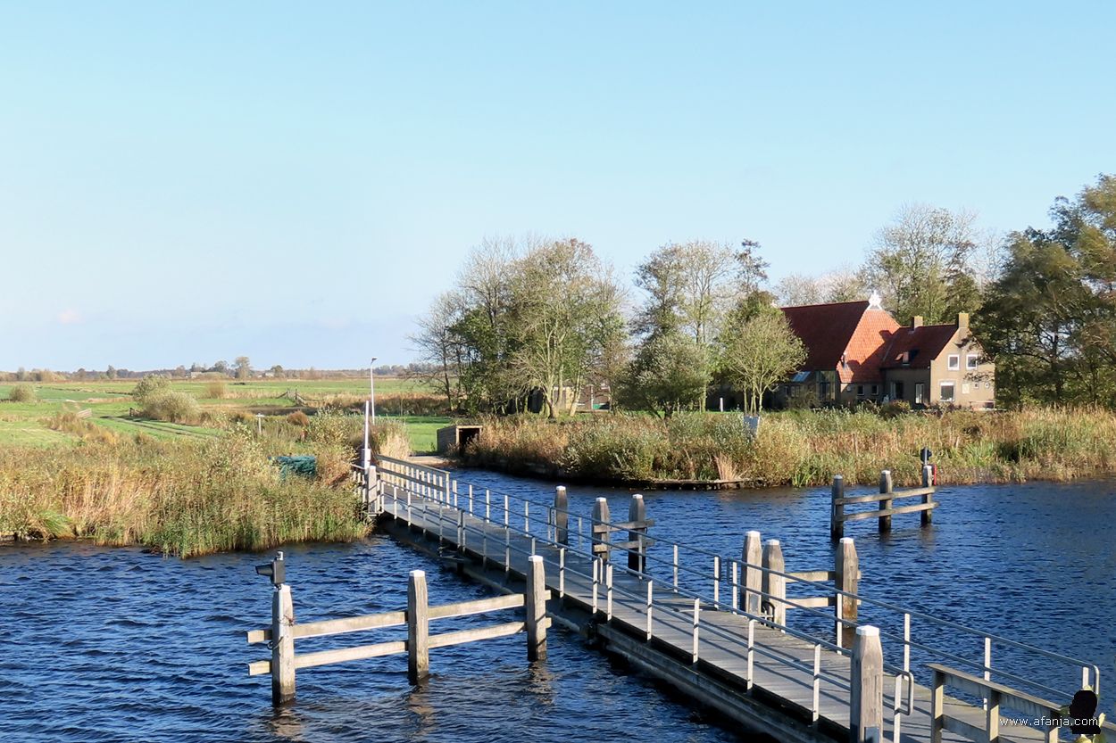 voetgangersbrug met aan de overkant een boerderij op It Eilân (november 2021)