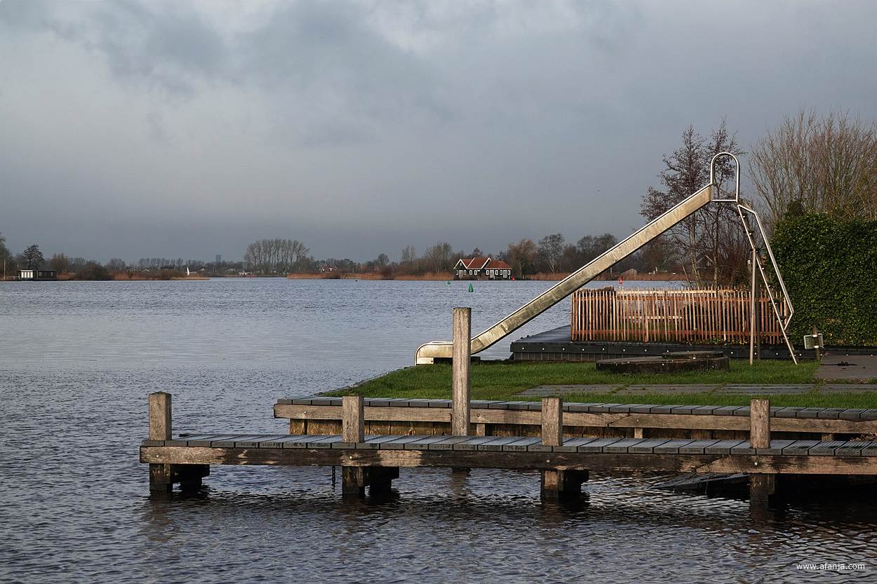 op de voorgrond een waterglijbaan, op de achtergrond de Peanster Ee