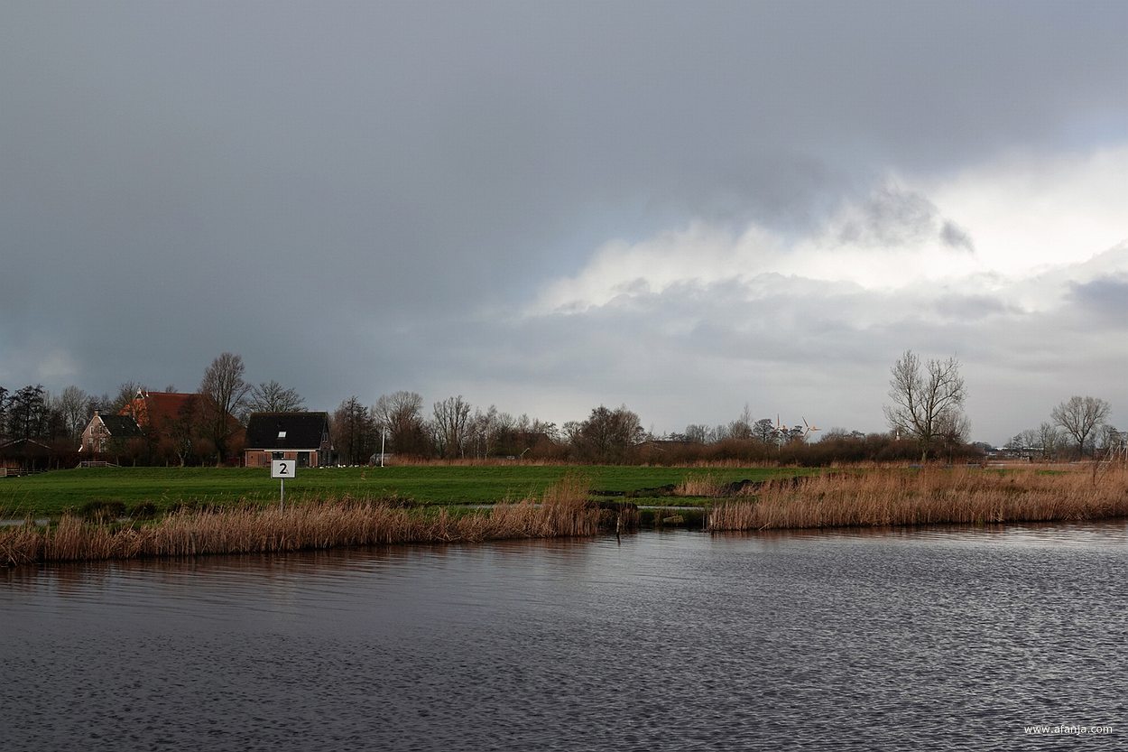 vanuit de richting Grou komen donkere wolken dichterbij
