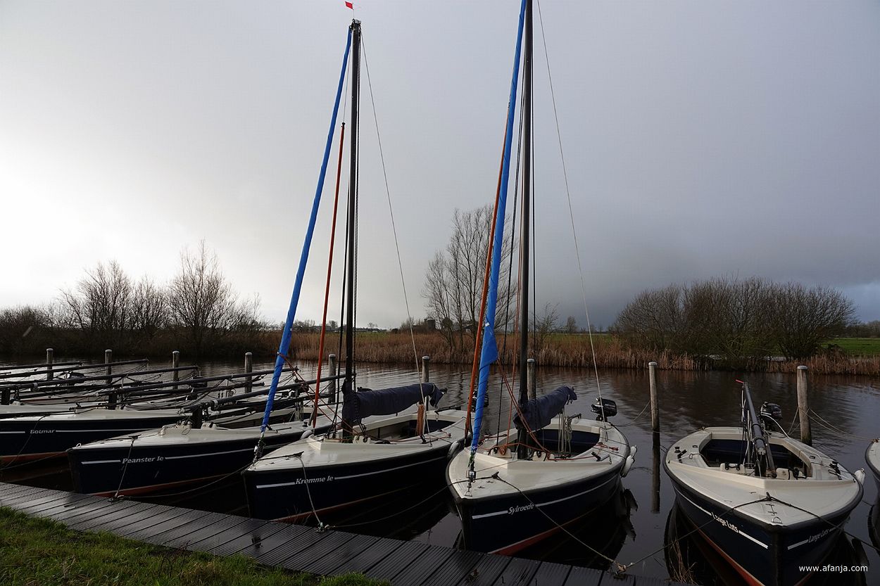 zeilbootjes met namen van waters in de omgeving