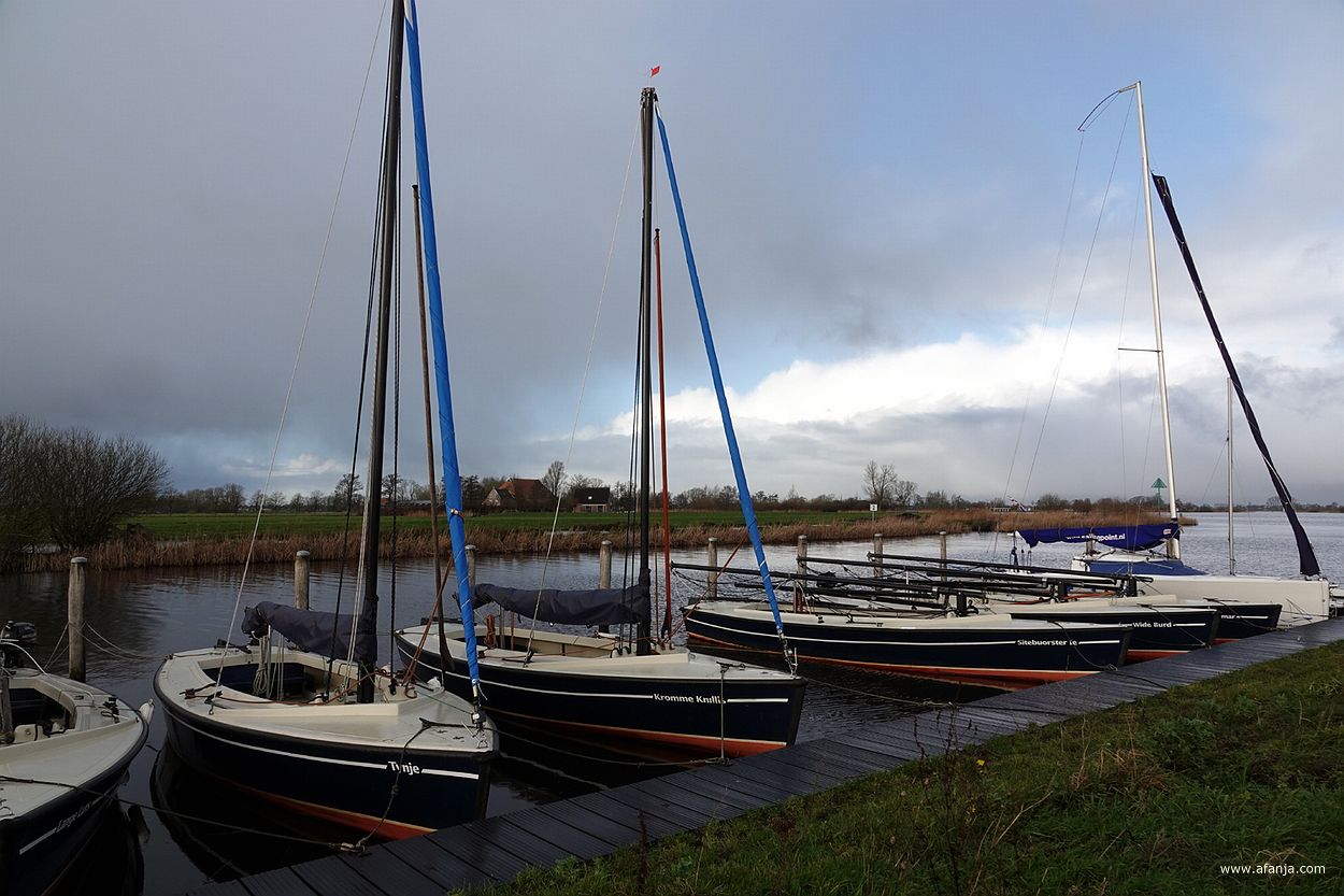zeilbootjes met namen van waters in de omgeving