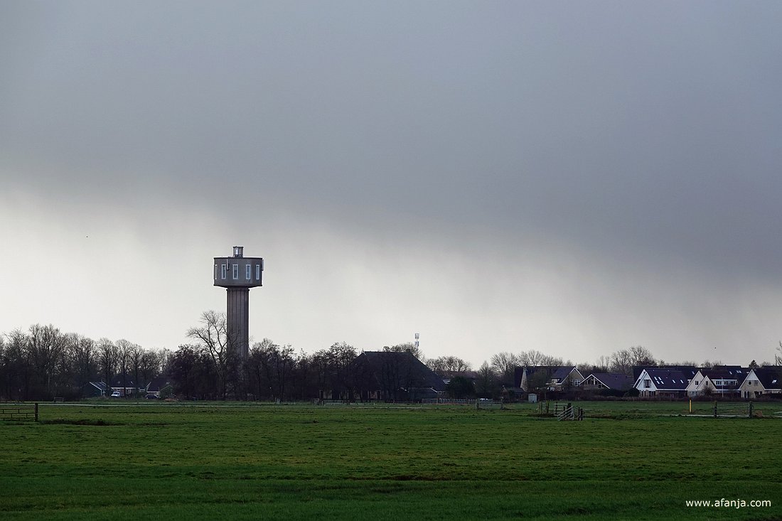 het Watertorenhotel bij Nes onder een buienlucht