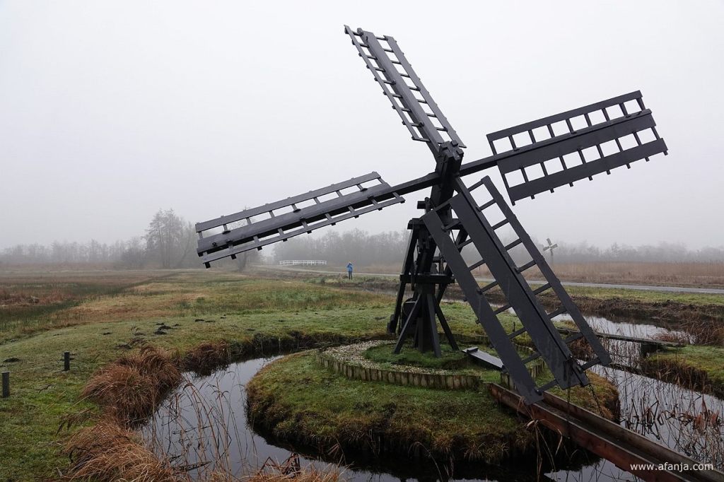 een tjasker in De Weerribben met op de achtergrond links mijn fotomaatje en rechts een kleine windmotor