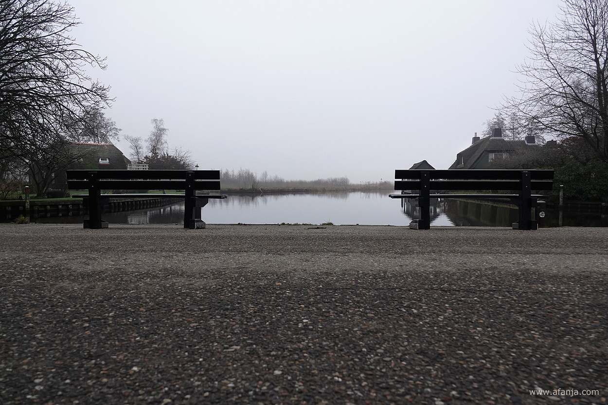 twee bankjes aan de waterkant