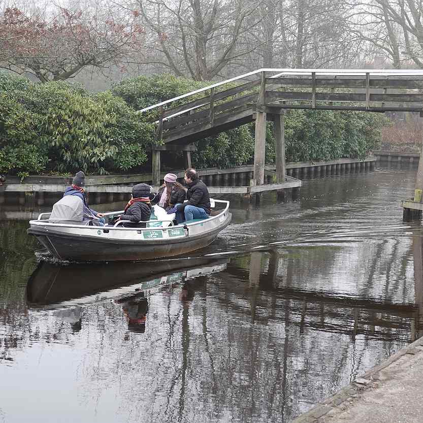 een fluisterbootje met toeristen vaart voorbij