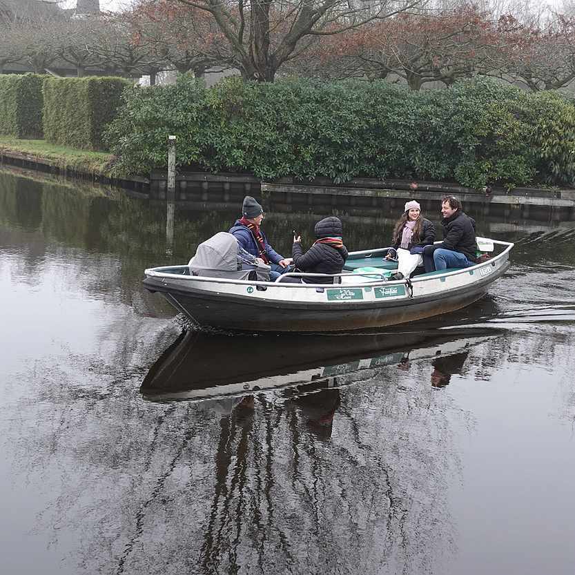 een fluisterbootje met toeristen vaart voorbij