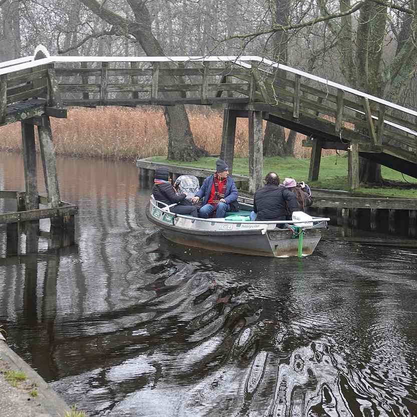 een fluisterbootje met toeristen vaart voorbij