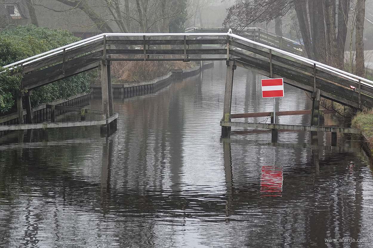 een bruggetje met een rood met wit bord 'verboden in te varen'
