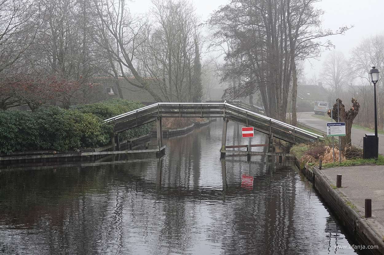 een bruggetje met een rood met wit bord 'verboden in te varen'