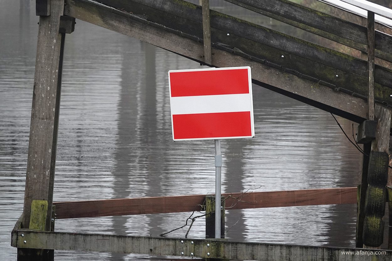een bruggetje met een rood met wit bord 'verboden in te varen'