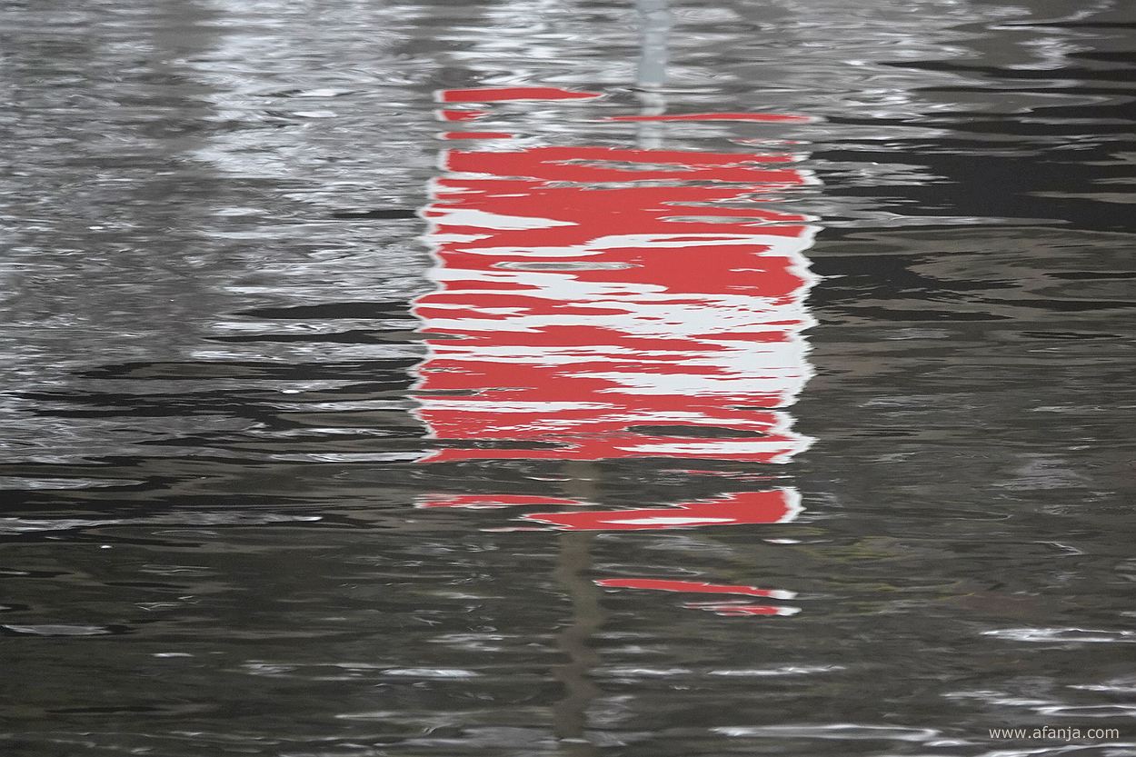 weerspiegeling van een rood en wit bord 'verboden in te varen'