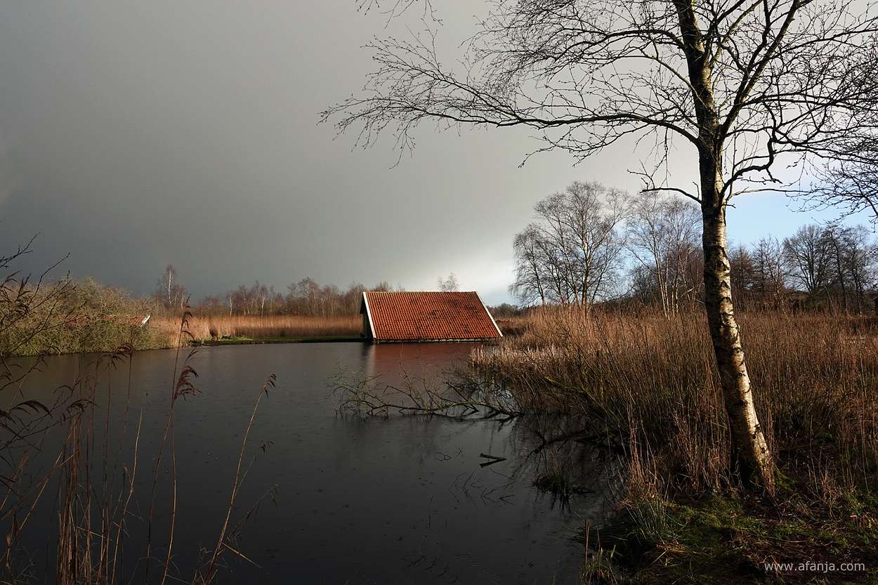boothuis in een petgat - het begint te regenen uit de naderende bui