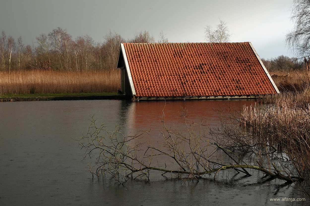 boothuis in een petgat - het begint te regenen uit de naderende bui