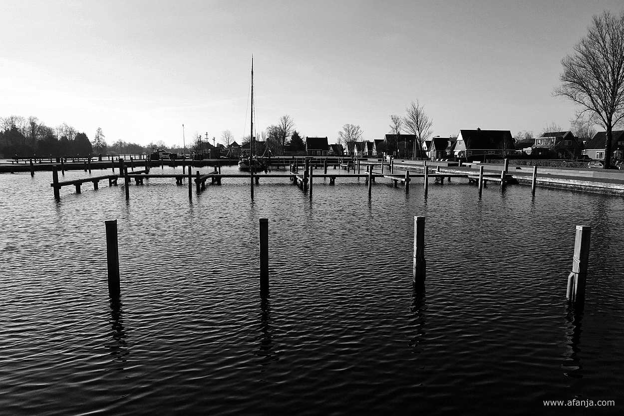 er ligt in de verte alleen een skûtsje in de jachthaven