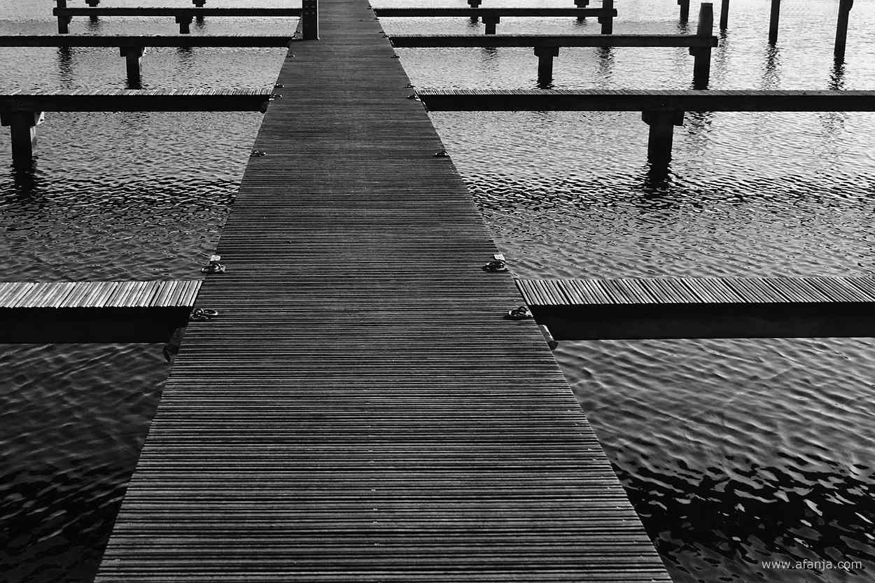 aanlegsteigers in de jachthaven van Earnewâld