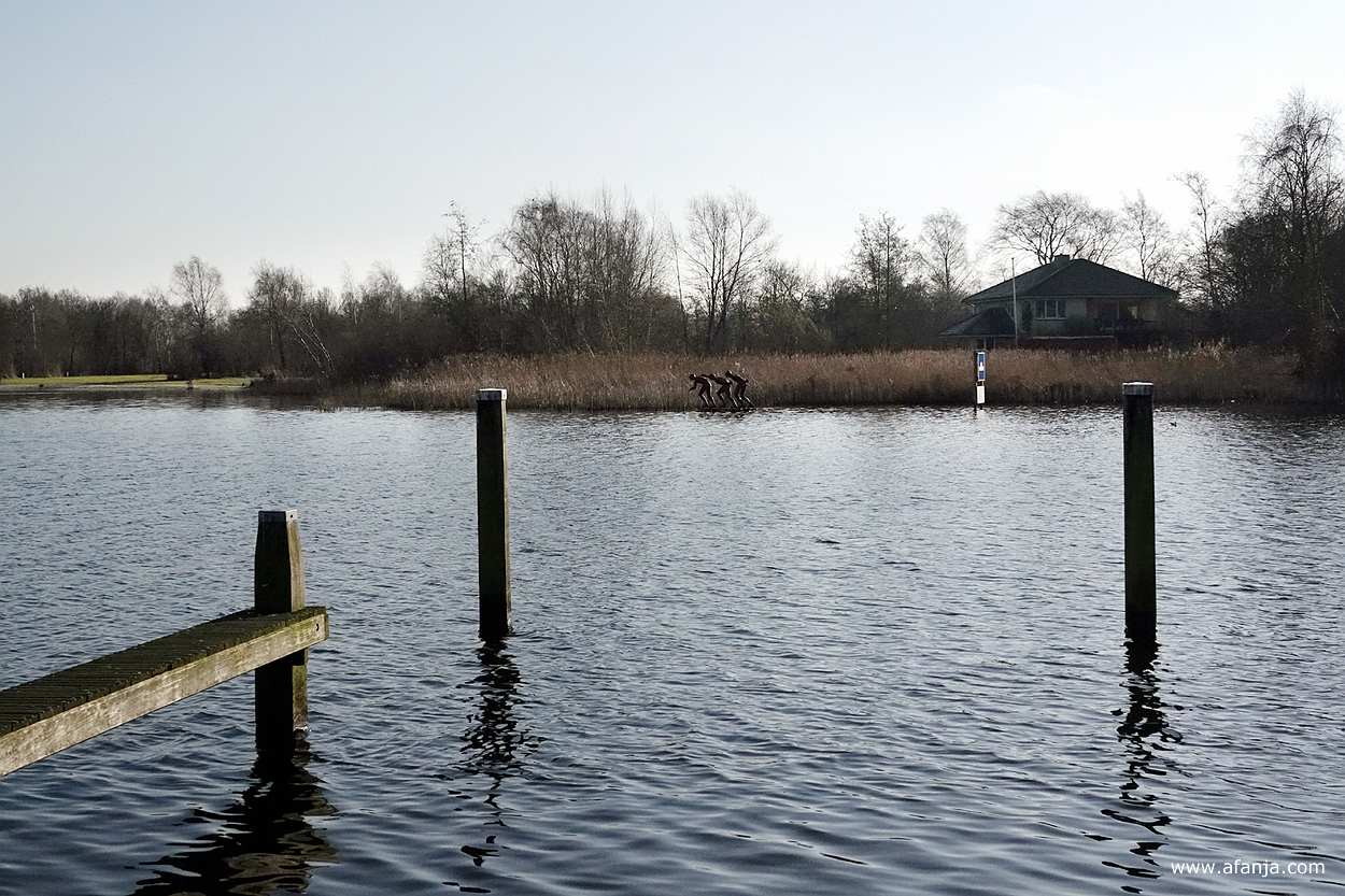 een beeldengroep aan de overkant op het water