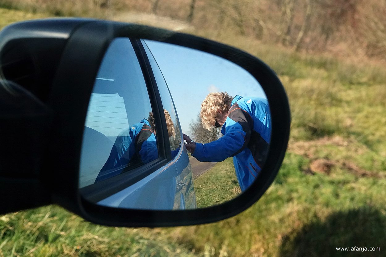 Jetske probeert haar schoenen schoon te maken