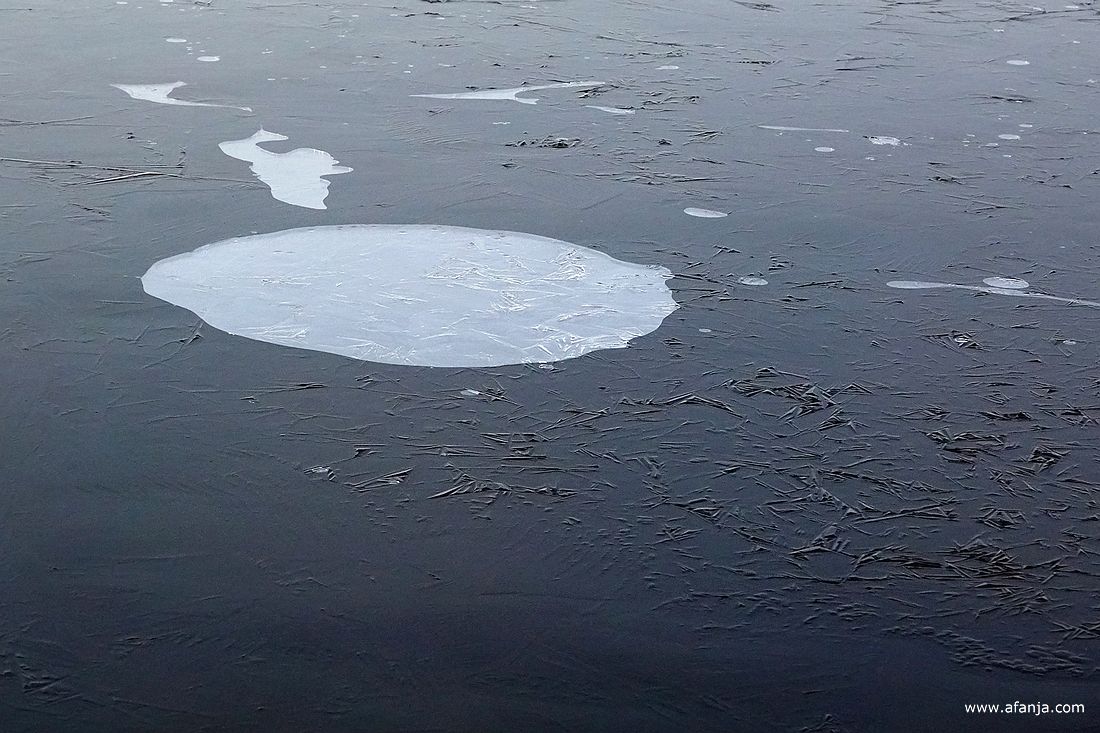 luchtbellen in het ijs en figuren op het ijs