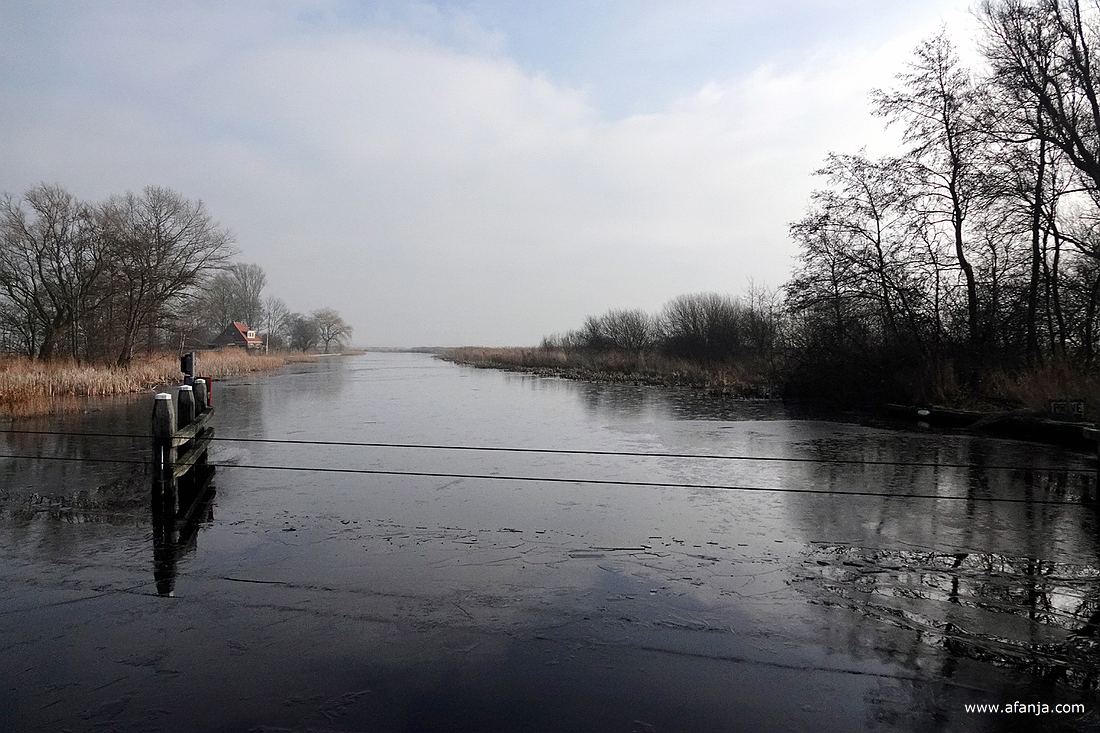 ijs op de Goëgahuistersloot in oostelijke richting