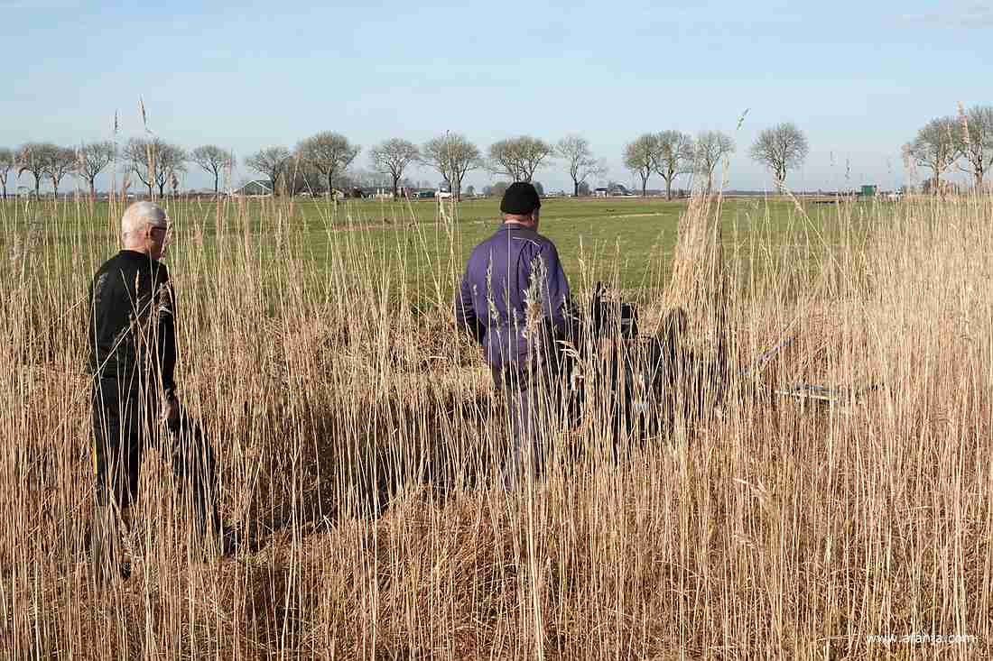 rietsnijder Klaas Jan maait de laatste strook langs de slot