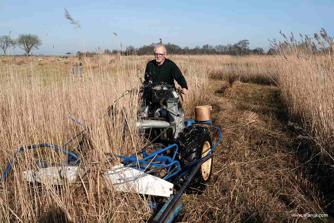 de rietsnijder begint aan de tweede ronde met zijn rietmaaier