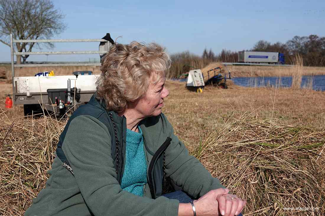 Jetske zit te kijken naar het werk van haar neef Klaas Jan