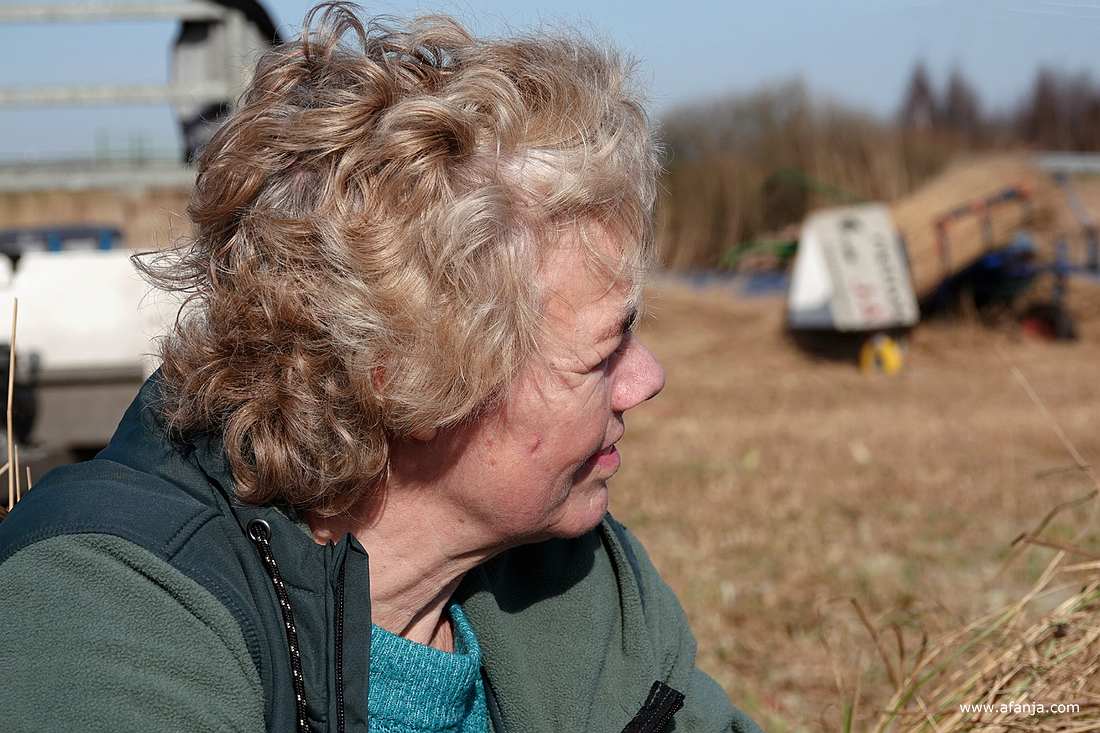 Jetske zit met bewondering te kijken naar het werk van haar neef Klaas Jan