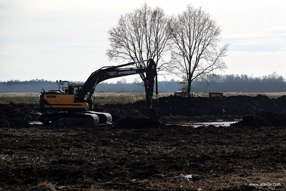 in de Weerribben worden met zwaar materieel oude petgaten in ere hersteld