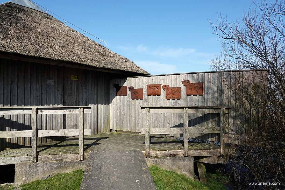 bij de ingang van de vogelkijkhut 'Skrok' van Natuurmonumenten