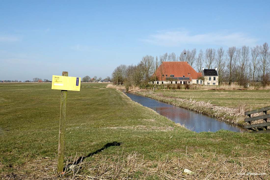 een kop-hals-rompboerderij tussen Skrok en Skrins
