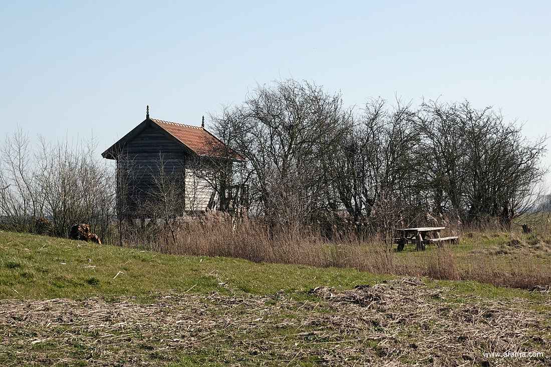 de vogelkijkhut Skrins met in de luwte een picknicktafel