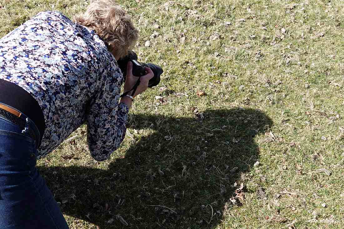 Jetske is neergeknield voor de kikker