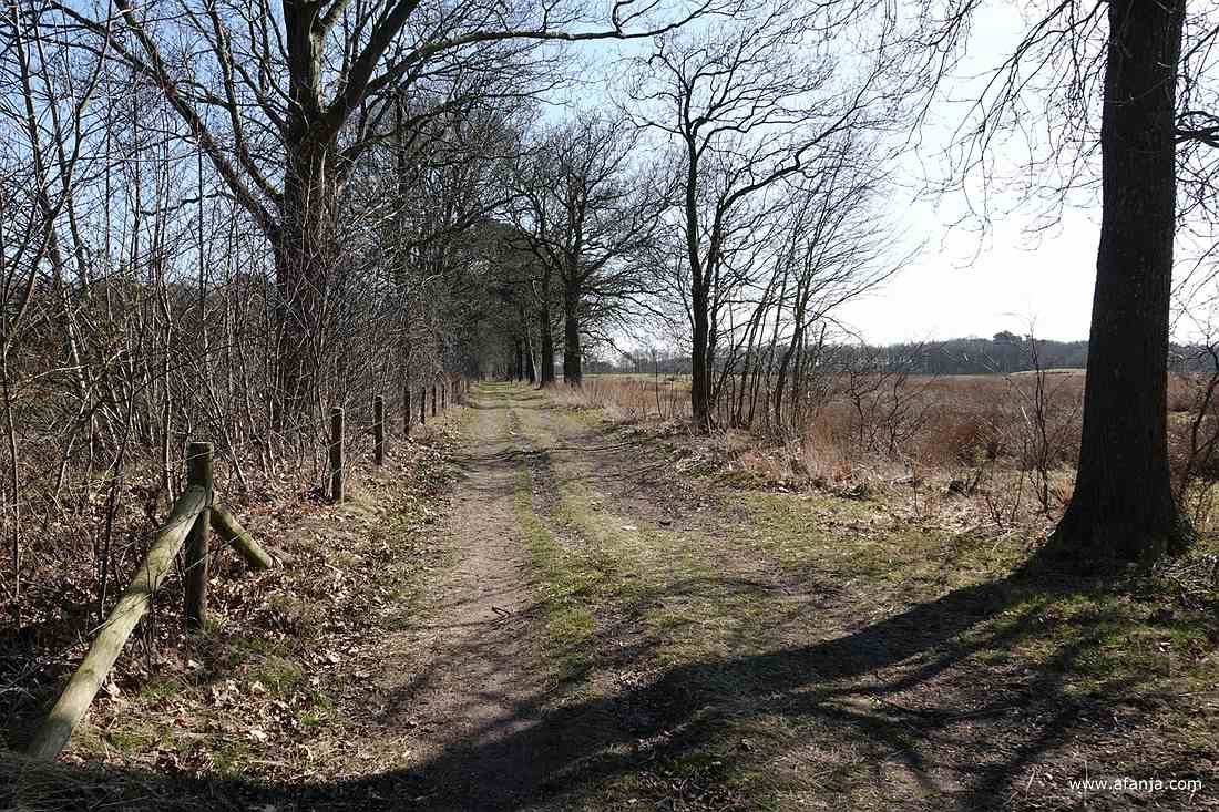 een lang pad in zuidelijke richting