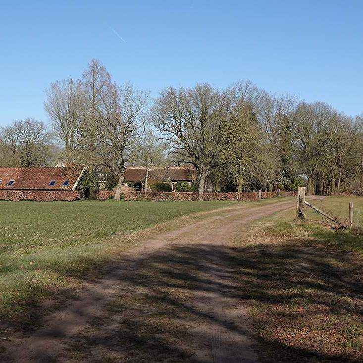 het pad naar de parkeerplaats