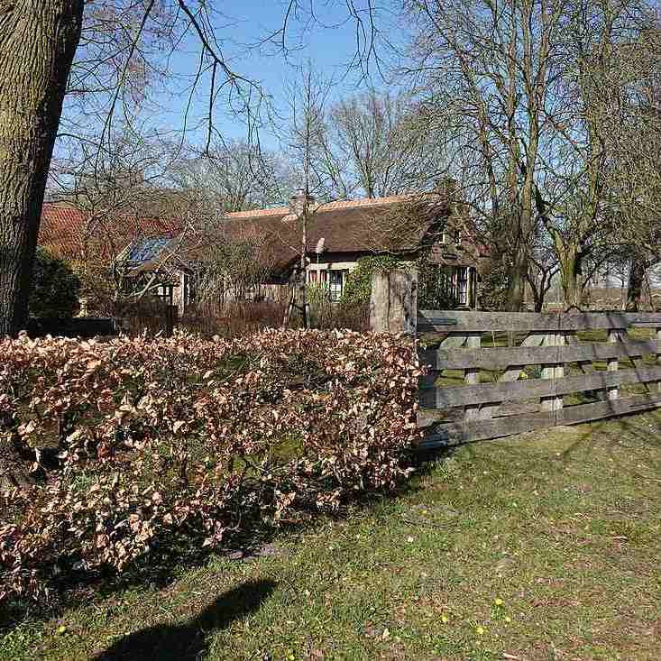 een mooi buitenverblijf langs het pad