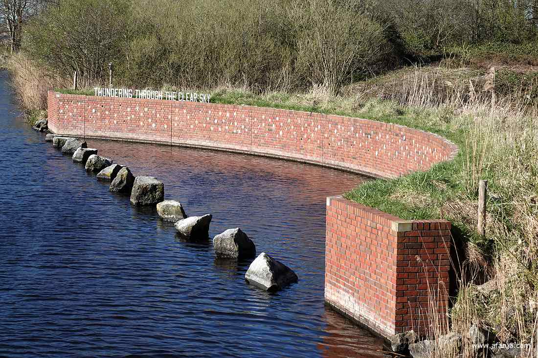 een oeverzwaluwenwand in de Alde Feanen als herinneringsmonument voor de bemanningsleden van een hier in de Tweede Wereldoorlog neergestorte Lancaster
