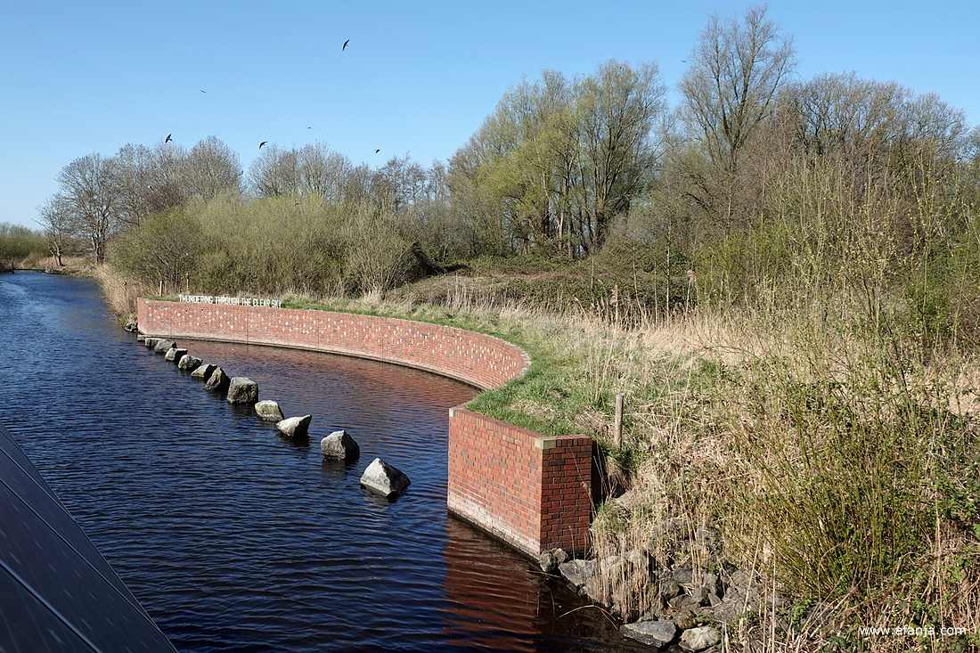 een oeverzwaluwenwand in de Alde Feanen als herinneringsmonument voor de bemanningsleden van een hier in de Tweede Wereldoorlog neergestorte Lancaster