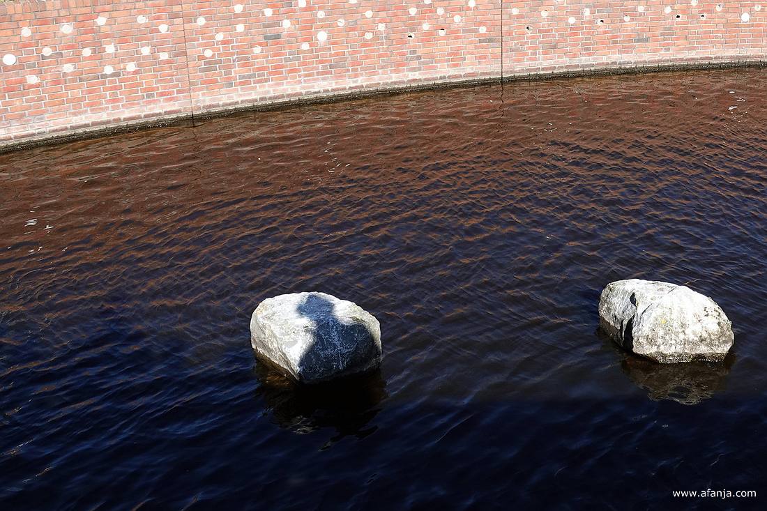 een schaduw op een steen in het water - tijdelijk symbool voor de vermiste