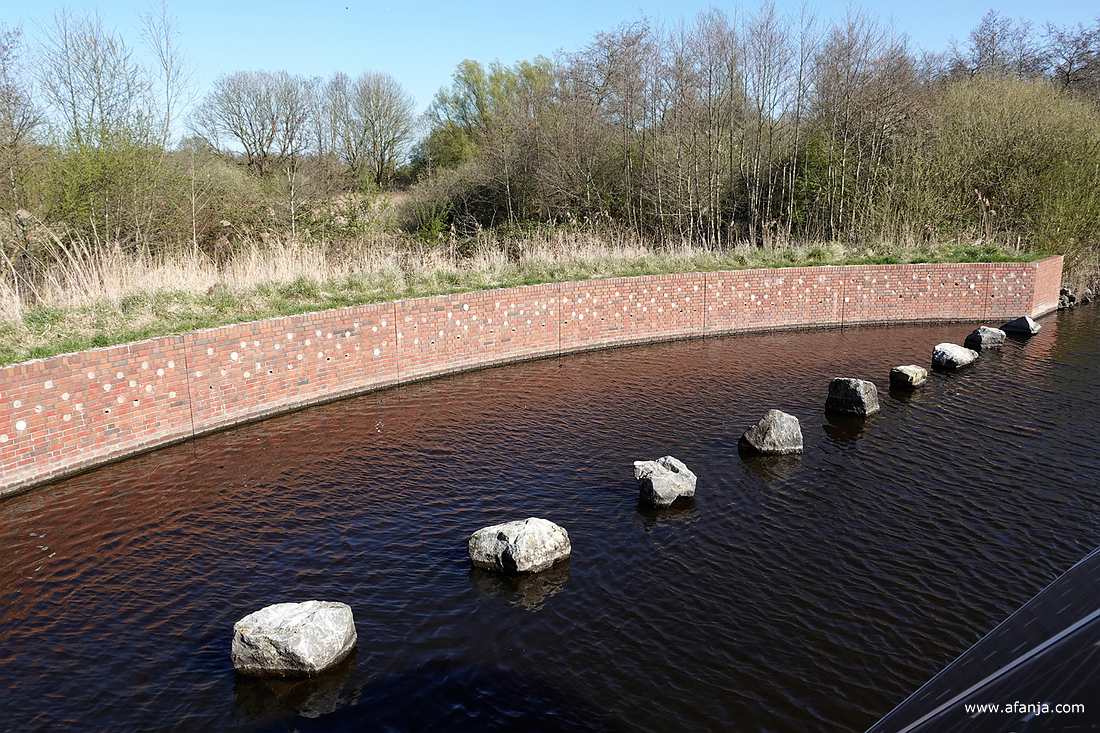 een oeverzwaluwenwand in de Alde Feanen als herinneringsmonument voor de bemanningsleden van een hier in de Tweede Wereldoorlog neergestorte Lancaster