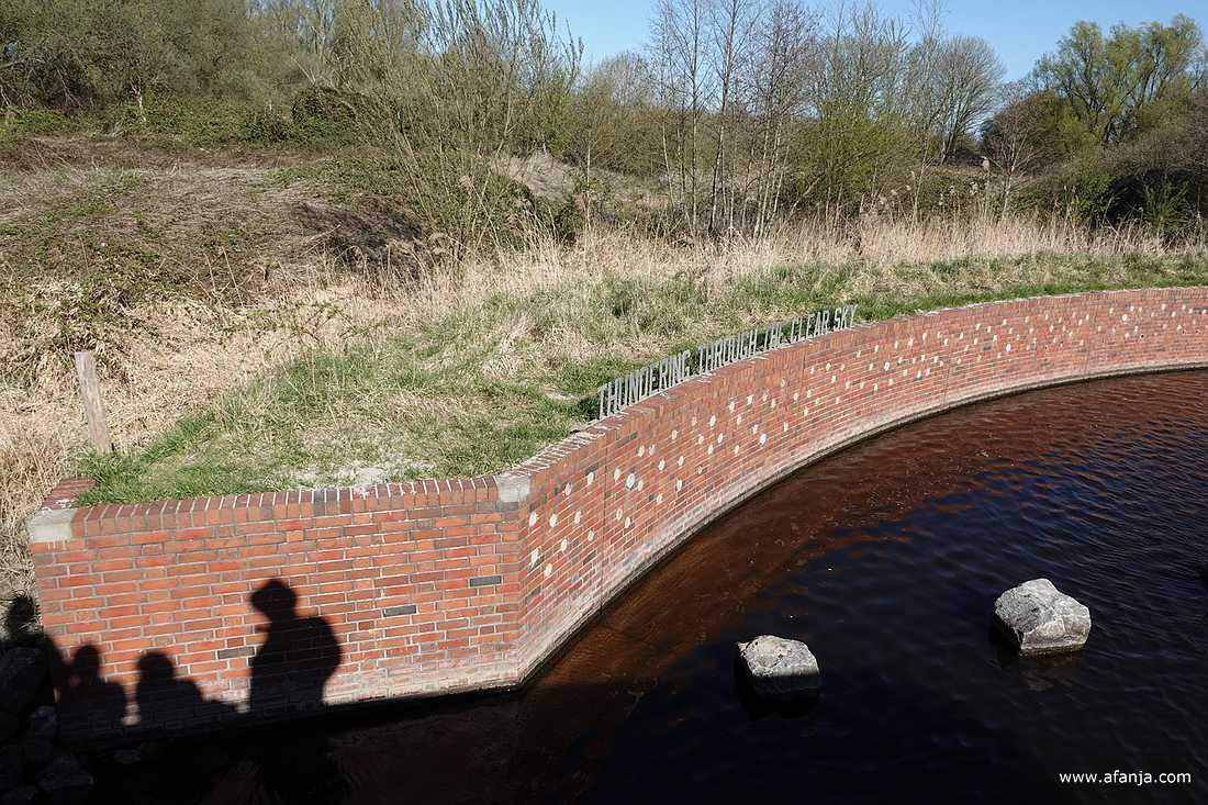 een oeverzwaluwenwand in de Alde Feanen als herinneringsmonument voor de bemanningsleden van een hier in de Tweede Wereldoorlog neergestorte Lancaster
