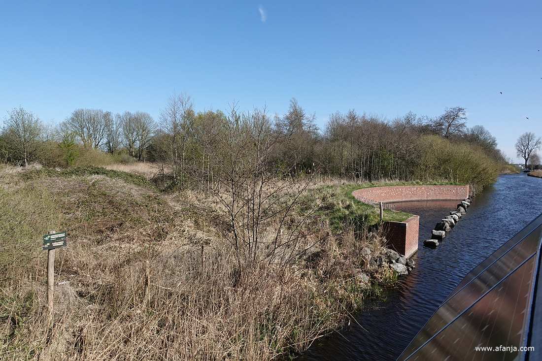 een oeverzwaluwenwand in de Alde Feanen als herinneringsmonument voor de bemanningsleden van een hier in de Tweede Wereldoorlog neergestorte Lancaster